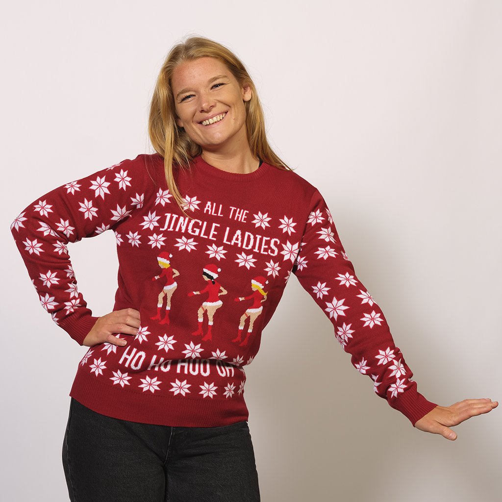 Una donna che indossa un maglione natalizio rosso con la citazione